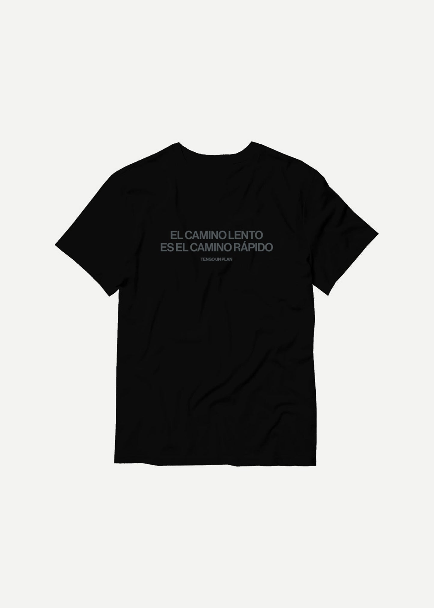 camsieta-negra-fabricada-por-minimalism-brand-para-tengo-un-plan-parte-trasera-con-mensaje-serigrafia-gris-camino-lento-es-el-rapido